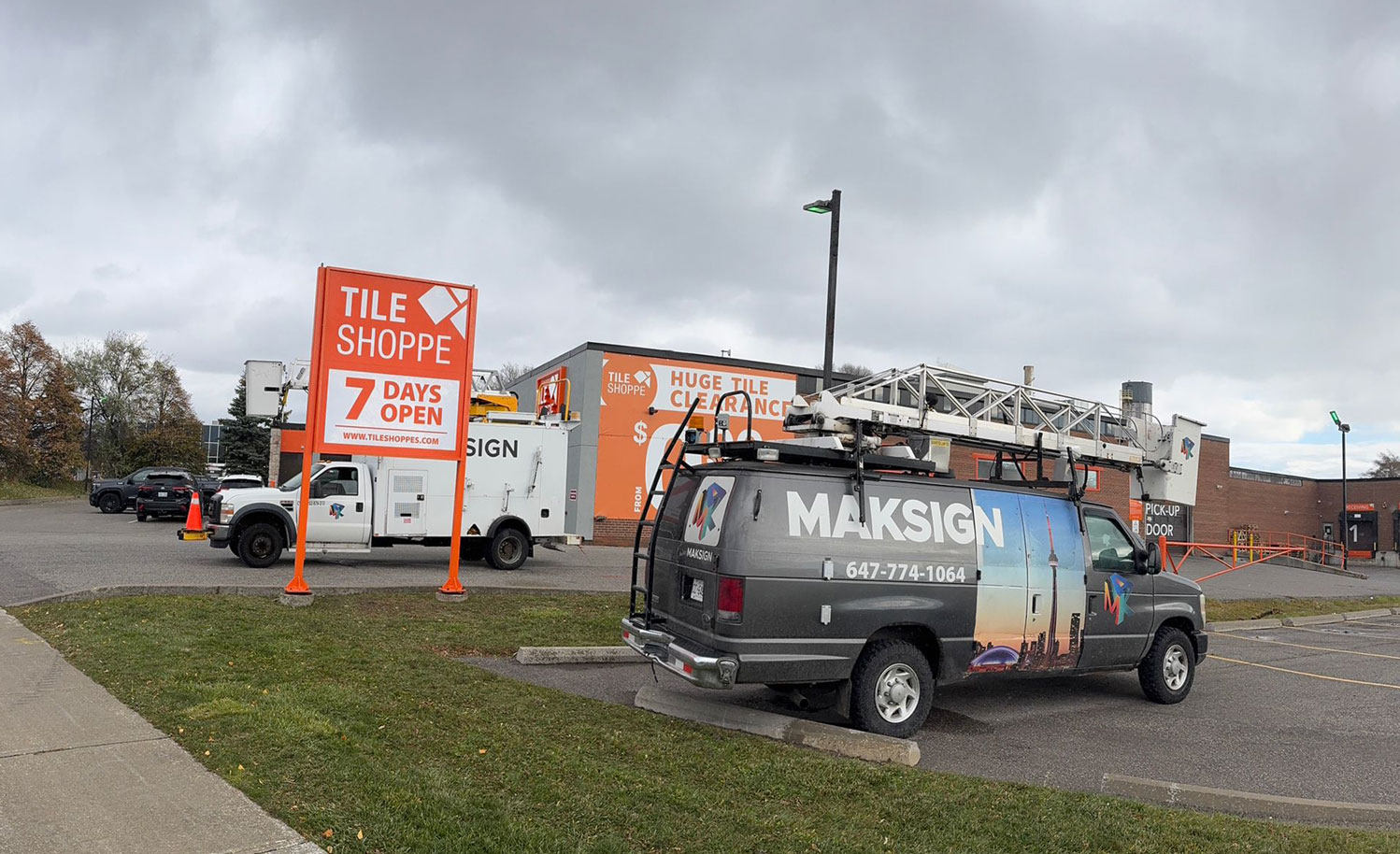 maksign 3 lighting up the entire plaza, how led pylon signs add massive value to commercial properties gta,toronto ontario